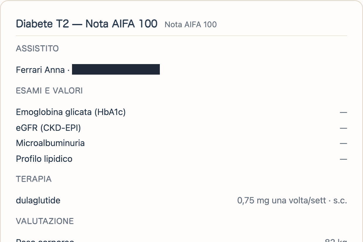 Ritaglio della parte superiore di un modulo di piano terapeutico compilato: intestazione, anagrafica ed esami, con dati di fantasia; l'identificativo del paziente è oscurato di proposito, non è un dato reale coperto.